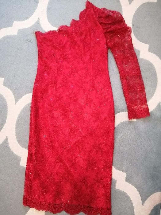 Rochie dantela rosie pe un umăr