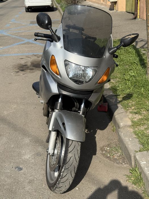 Motocicleta Honda Deauville 650 cmc