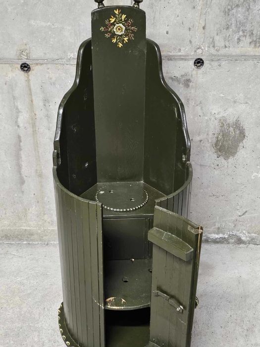 Ръчно изработено и рисувано детско столче за хранене