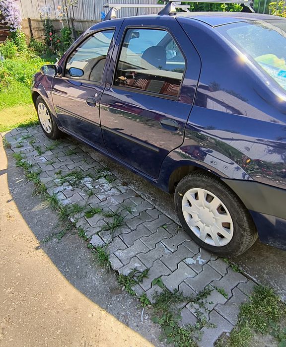 Dacia Logan ținută în garaj