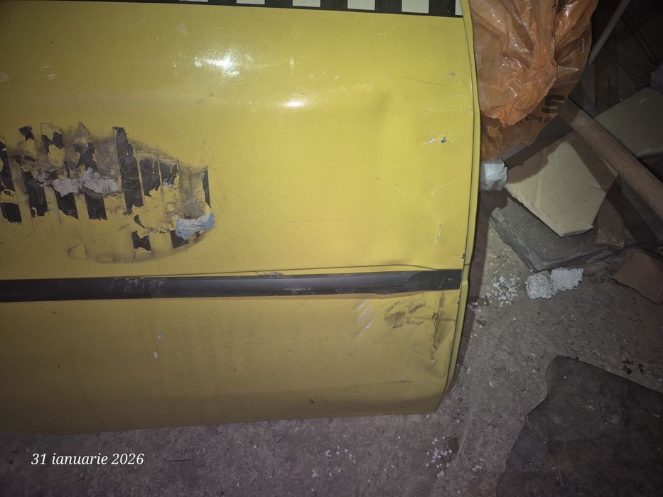 Usa logan ușor avariata