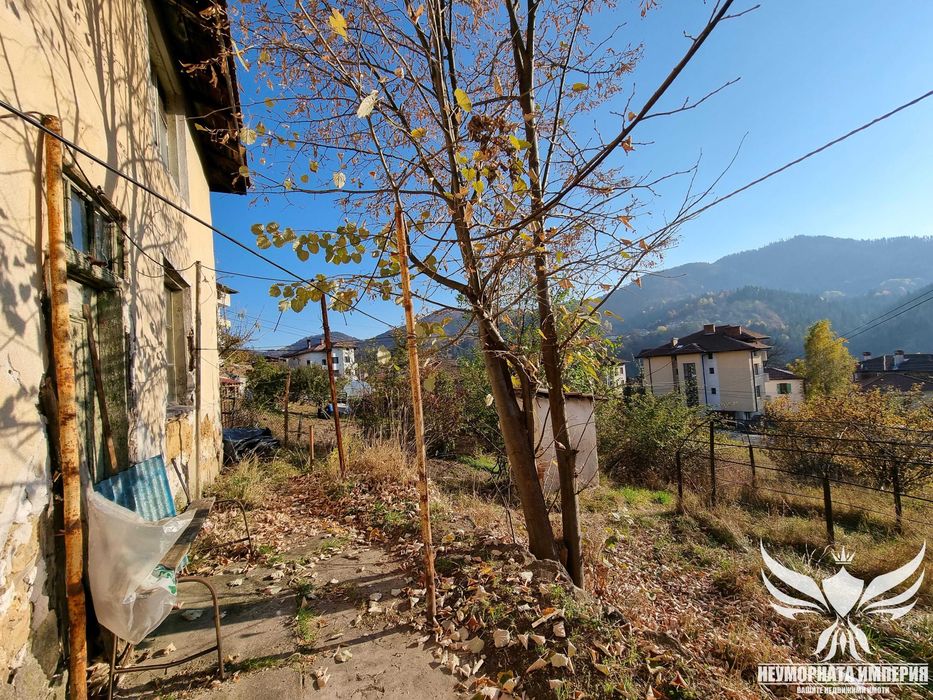 Продавам двуетажна къща с 140РЗП с двор 335кв.м. с денивелация в град Смолян,квартал Райково