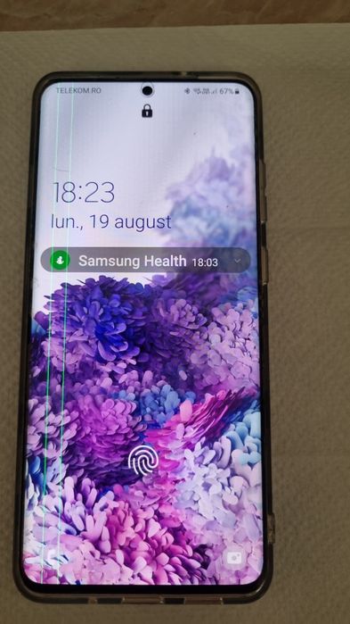 Samsung galaxi S 20 displey cu dunga pe ecran luminoasa.