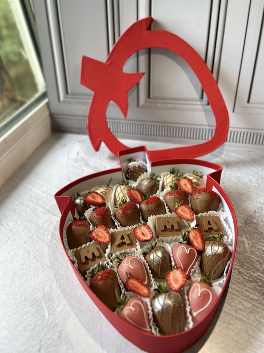 Клубника в шоколаде в премиум коробке