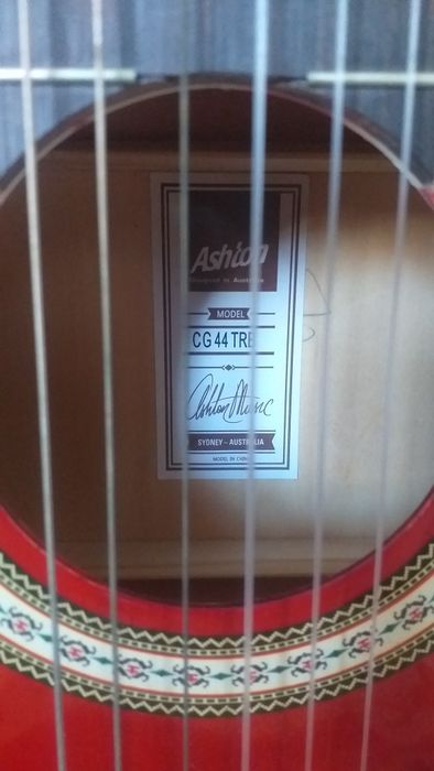 Klassik gitara sotiladi