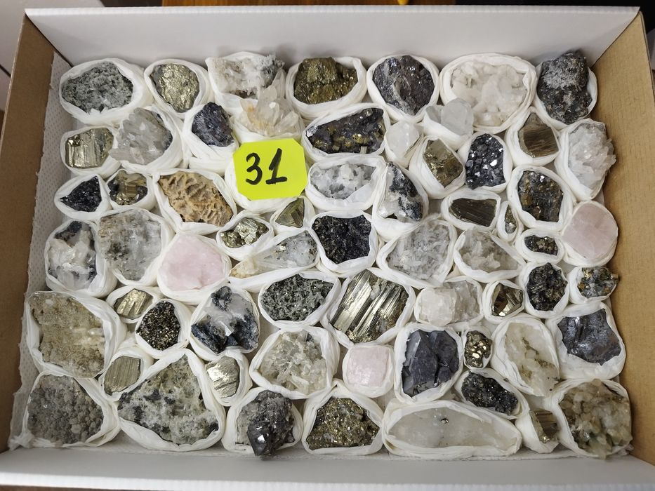 Минерали във кутии микс