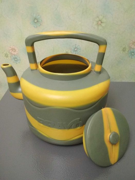 Чайник, пластмассовый. Для дома, дачи, разных целей.