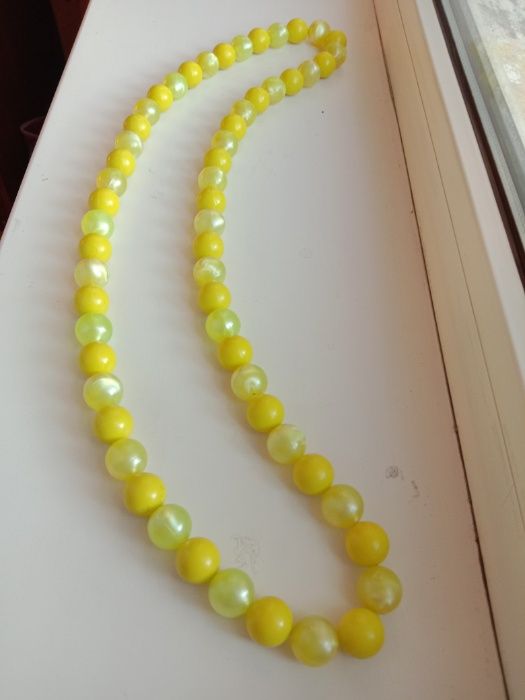 Массивные желтые бусы
