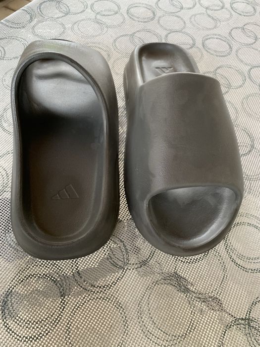 Yeezy Slide ca si noi
