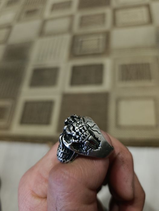 Продам серебренную печатку Череп