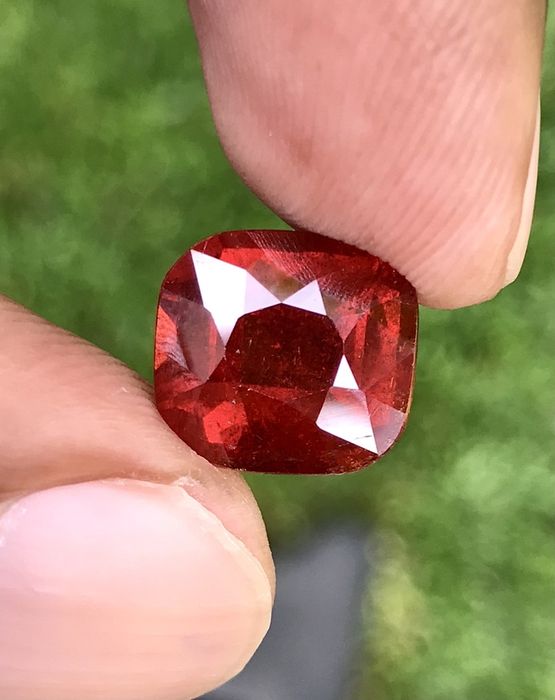 Гранат много голям със сертификат