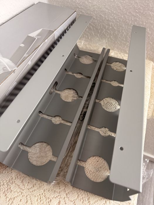 Vand suport de metal pentru cable management