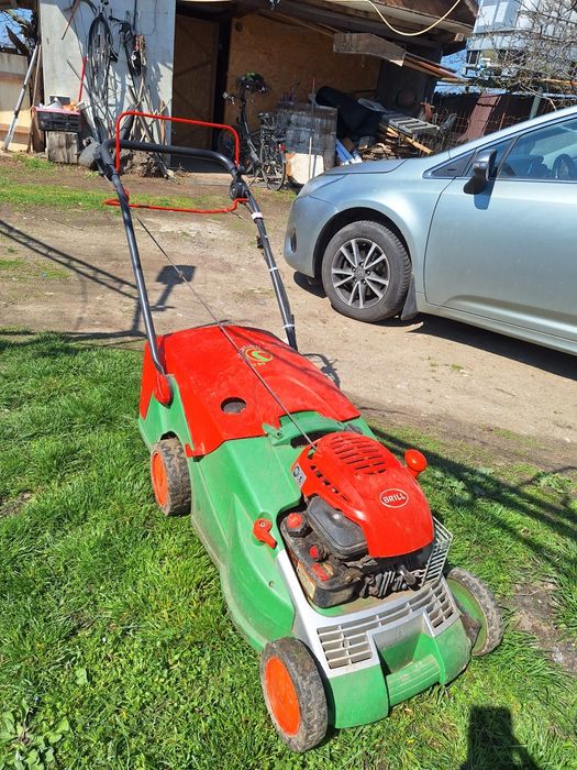 Masina Tuns Gazon Brill Germania cu Tractiun