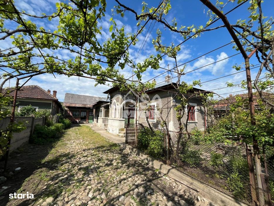 Casa la Doicesti cu teren de 1300 mp, livada si acces rapid catre Targ