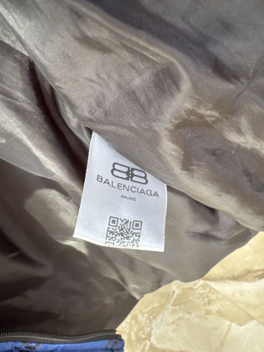 Geacă Balenciaga albastră, model puffer, cu imprimeu BALENCIAGA PARIS pe toată 140 cm