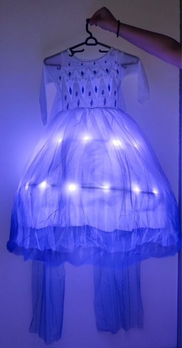 Светеща рокля на ЕЛЗА с два подаръка: светещ ластик и корона