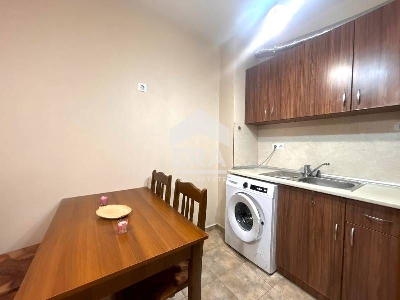 Двустаен обзаведен апартамент под наем, в тухлена сграда, район Окръжн