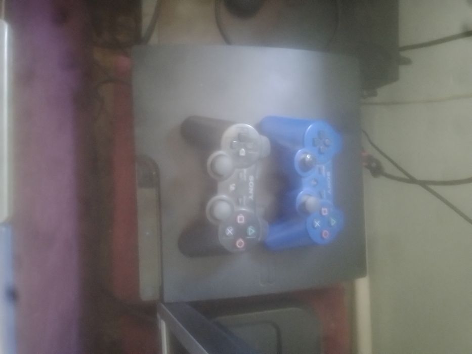 Продам ps3 в хорошем состоянии прошитыи в комплекте 2 джойстика 3 игры