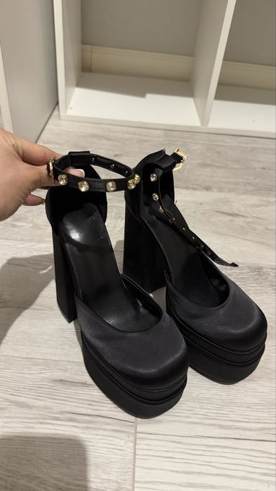 Продам туфли под  Versace