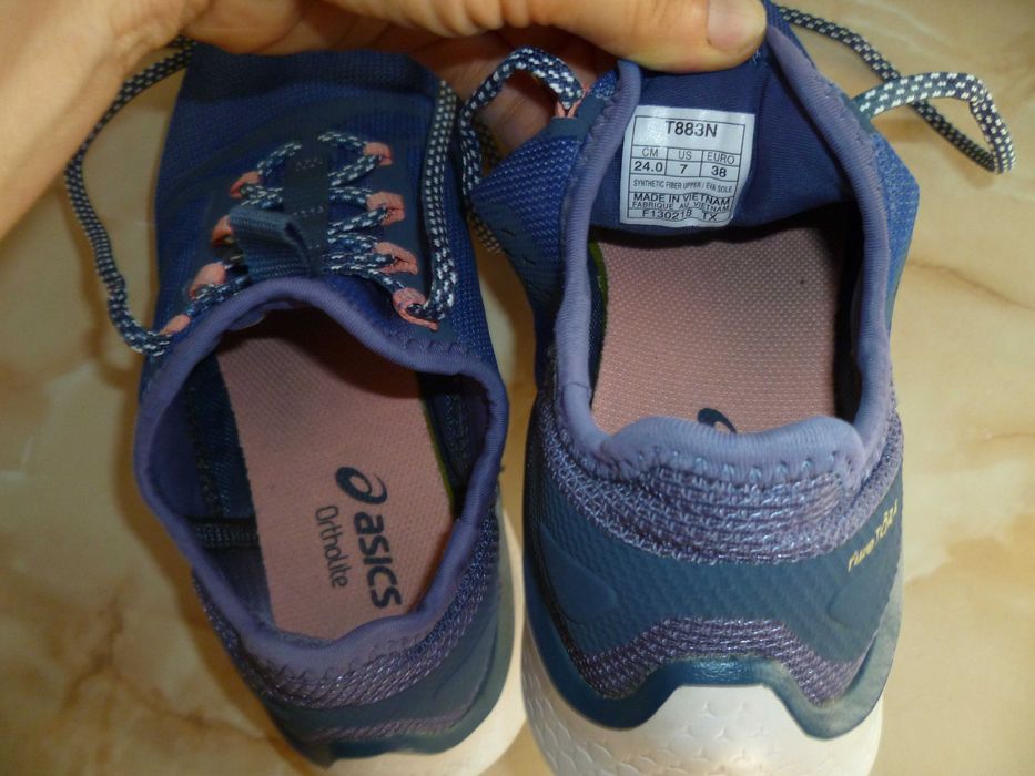 ASICS маратонки.