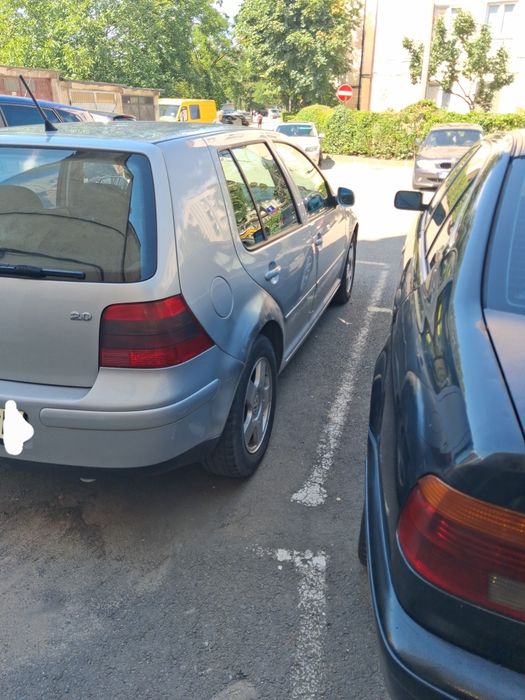 Vand sau schimb masina golf 4