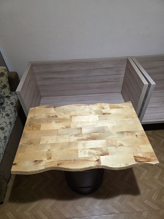 Маси и столове, ръчно изработени с естествени плотове