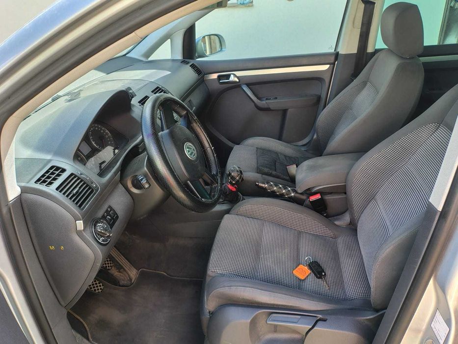 VOLKSWAGEN Touran 0 — imagine 4