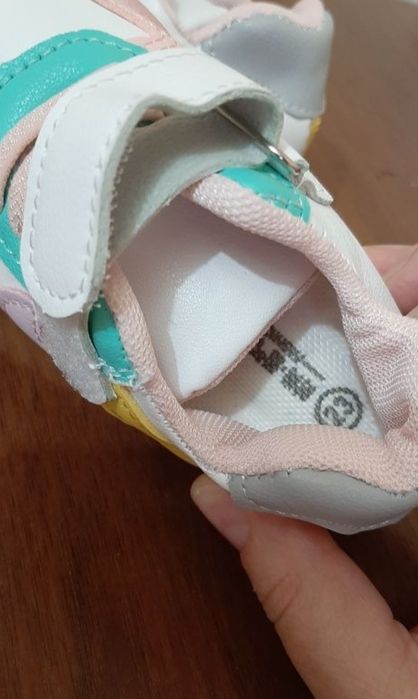 Продам кроссовки на девочку