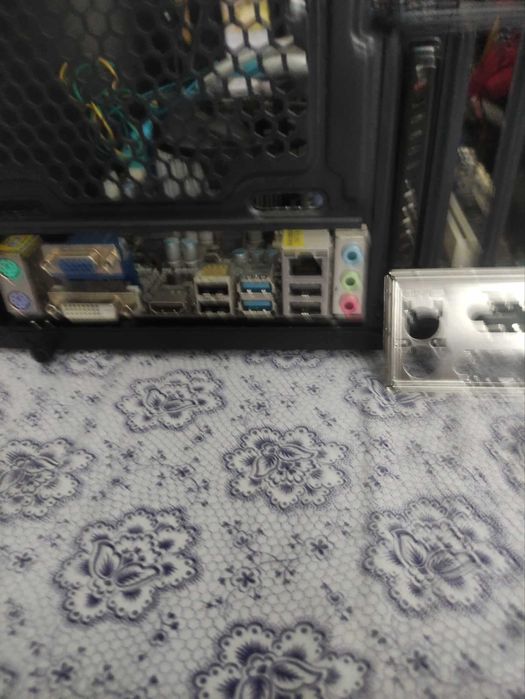 продавам компютър 4ядрен с windos 10