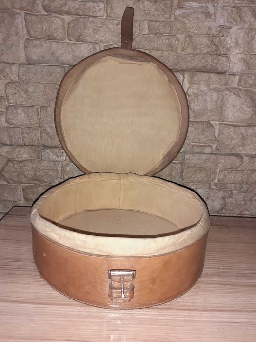 Vand cutie pt palarie /gulere pt camasi, din piele