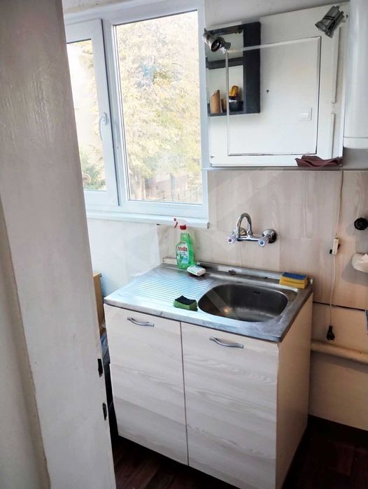 Дава се под наем Тристаен апартамент в Бургас, Център - 50 кв.м за 298.86 € - Снимка #1