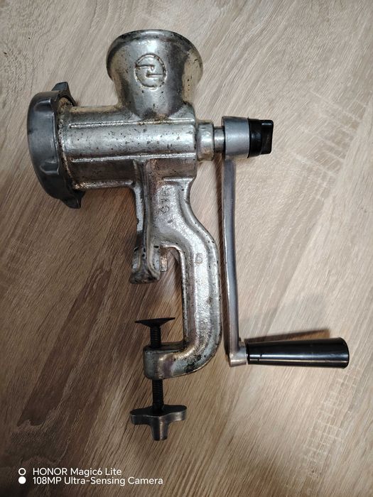 Порцеланов сервиз, месомелачка, ръчна машинка за мелене на домати,