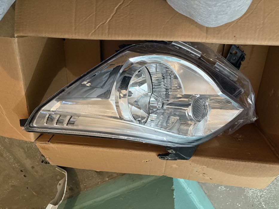 Продам оригинальную левую фару на Chevrolet Cobalt.