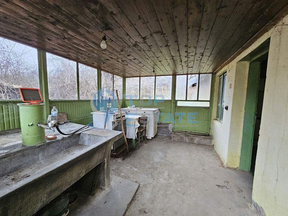 Здрава тухлена къща с гараж в село Пиперково, област Русе