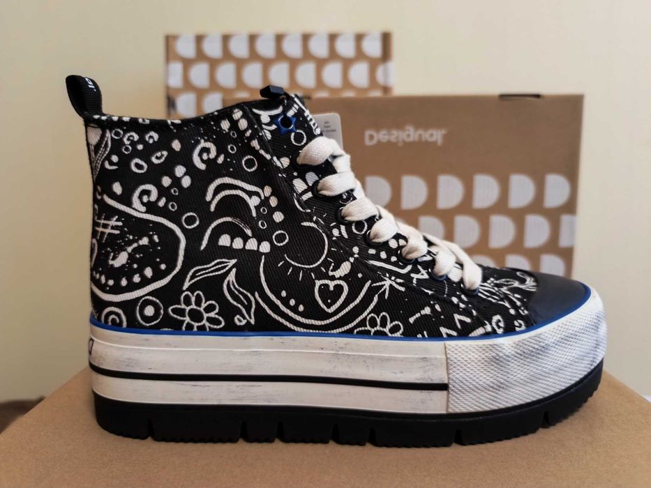 Desigual кецове бели