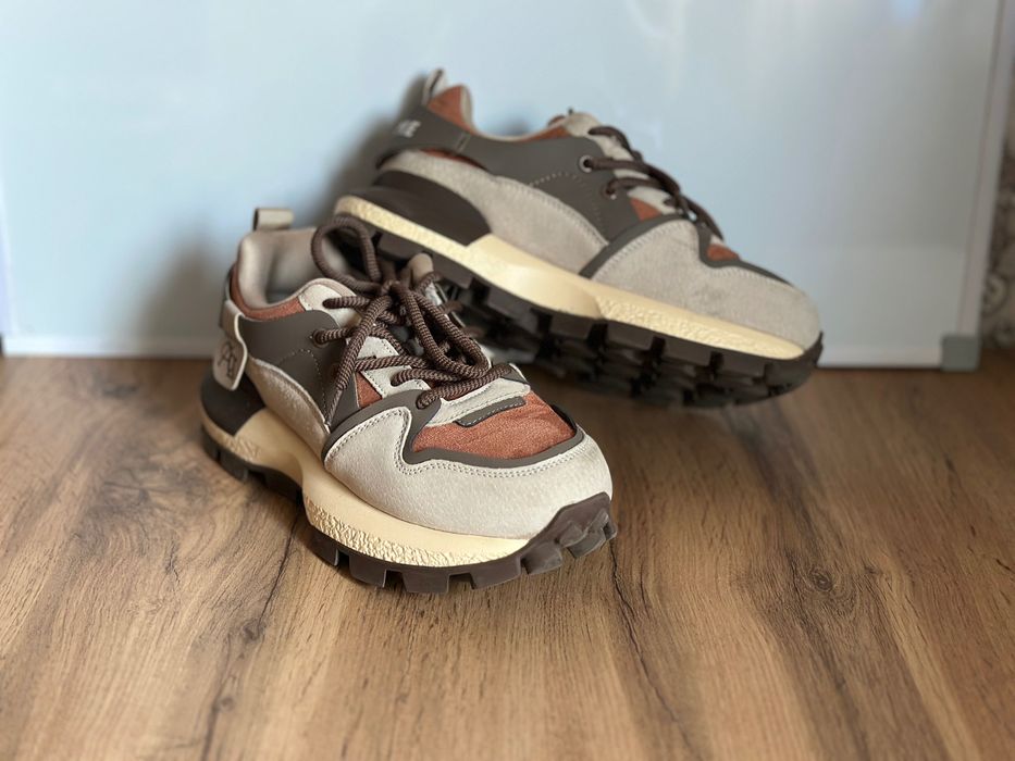 Женские кроссовки