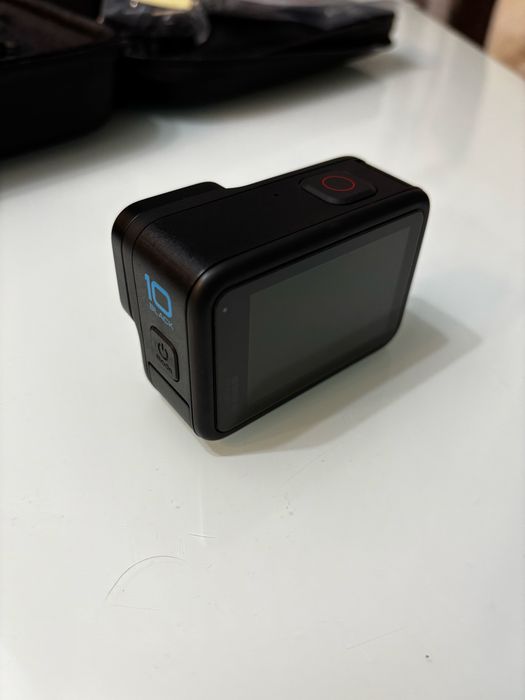 GoPro Hero 10 Black + multe accesorii + hard case