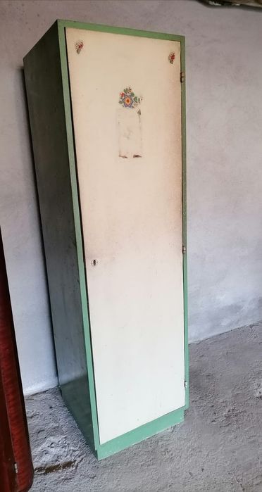 Dulap vechi din lemn