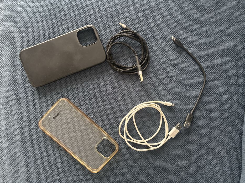 Acesorii iPhone (huse+cabluri incarcare lightning)- vand si separat