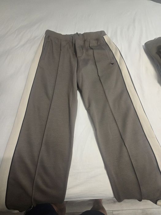 Pantaloni bărbați, noi, nepurtati,Emporio Armani,masura L,dar vin la xl,preț fix, trimit și în țară