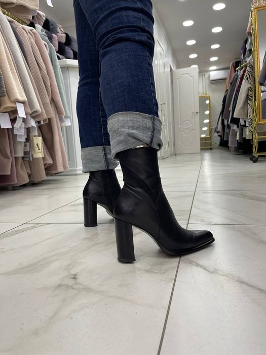 Продам женские ботинки