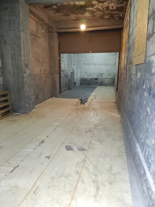 De inchiriat două depozite