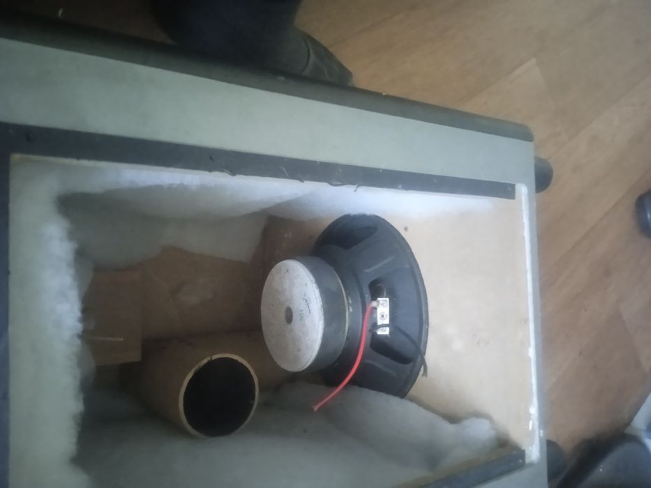 Колонка для сабвуфера вместе с корпусом