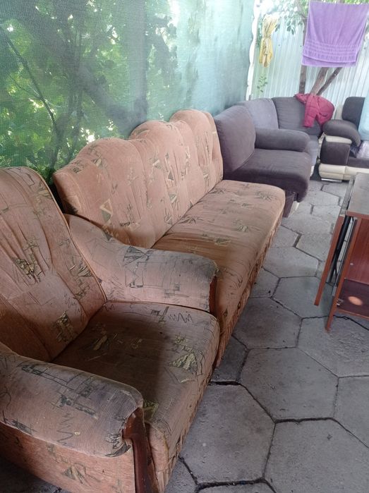 Отдам бесплатно диваны и кресла