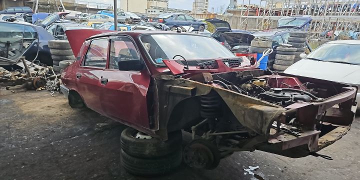 Far dreapta Dacia 1310 prima generatie