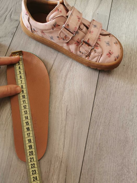 Vând pantofi Barefoot Froddo