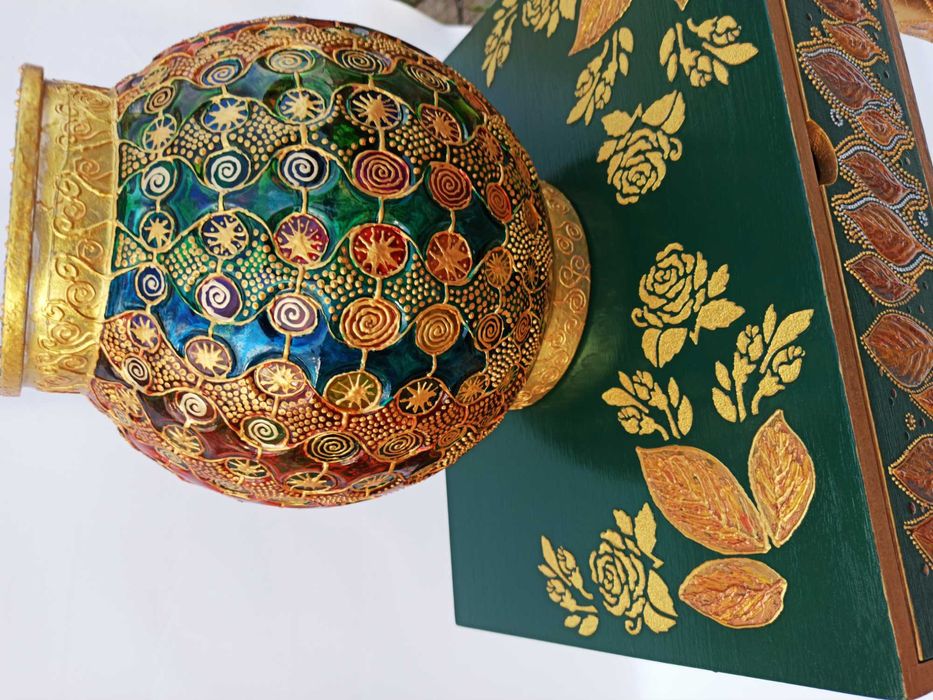 Малък скрин-шкаф, с чекмедже и ваза за сухи цветя.