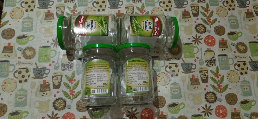 Продаются банки стеклянные квадратные из-под зелёного горошка.