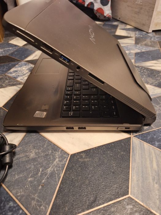 Продавам Таб+Лаптоп има зарядно Medion MD99380 500HD