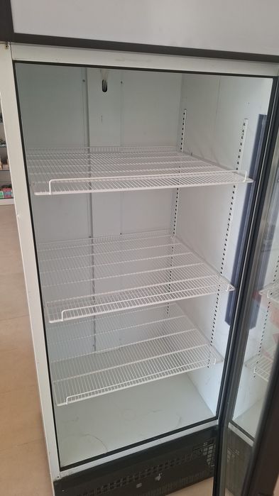Продается витринный холодильник
